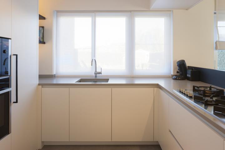 Witte keukenrenovatie te Ranst - zicht op raam